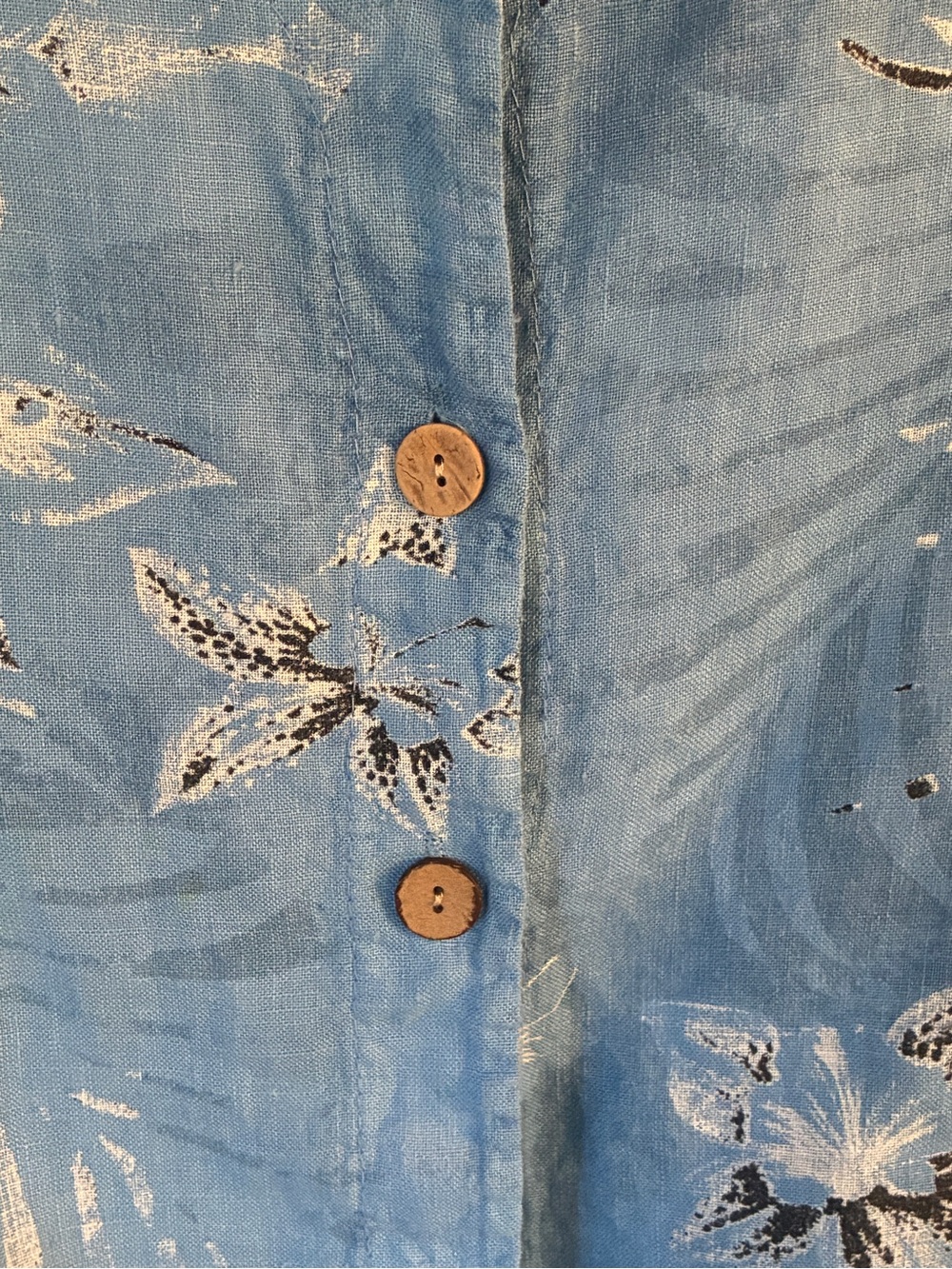 Bella Amore linen Blue Floral Button-Front Short Sleeve Blouse - Picture 5 of 7